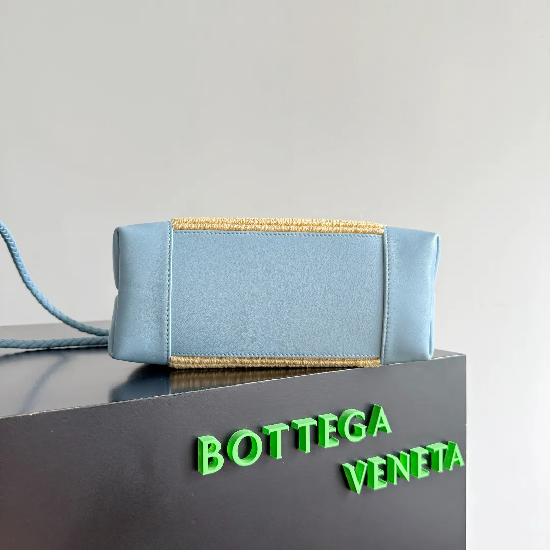 Batch 1960 Bottega Veneta's new SmallAndiamo | 🌞The best solution for summer relaxation! 🌾 Straw + leather splicing, natural materials collide with exquisite craftsmanship, and it has a sense of relaxation during the southern French holiday. It is suitable for daily commuting and weekend vacations. It is very stylish when you carry it with you. 💼 The practical capacity is amazing. It can easily store mobile phones, card holders, and powder compacts. The top opening and closing design makes it easy to access items and protects privacy. The whole is not redundant or cramped. It is a concrete interpretation of "less is more"! Unique woven texture + iconic gold buckle, low-key and high-end recognition, take it to the streets and turn heads when you put it on your back, as if you have brought lazy fashion into your life. BV’s new season aesthetics, fashionable and refined, come and take away this sense of relaxation~SmallAndiamo will become a high-end symbol in your style wardrobe that will never fade! Style number: 827478 (743568) Size: 25*20*10cm
